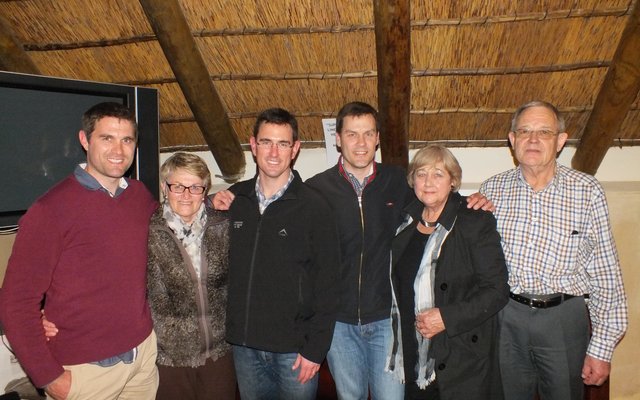 Die De Vries-familie, met vlnr Wilhelm, Hugo, Amanda en Andrew, met MariÃ© en Thys (broer)